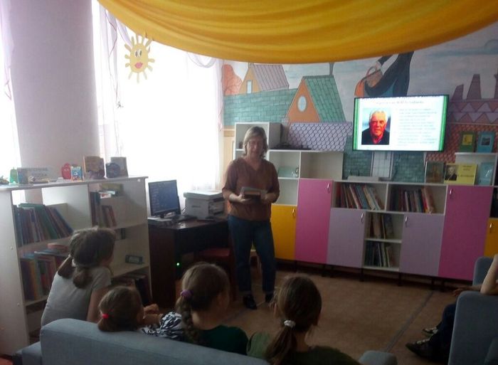 Пользователи Пудемской детской библиотеки слушают рассказ Астафьева