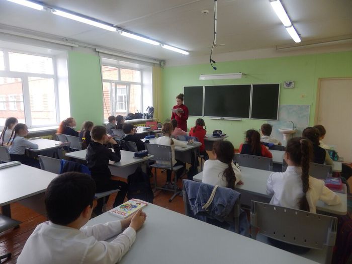 Учащиеся Ярской школы слушают произаедение Митяева Серьги для ослика